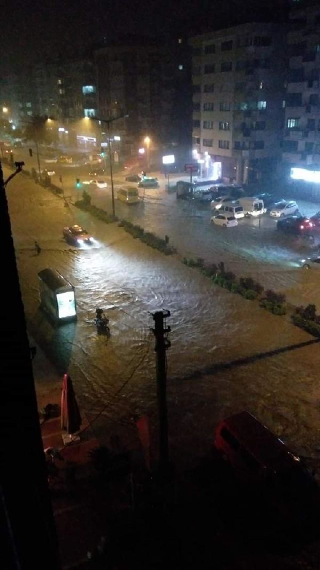 Trabzon�da şiddetli yağış! Yollar göle döndü trend