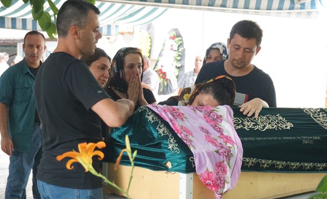 Kazada ağır yaralanan Sedef, kurtarılamadı (2)