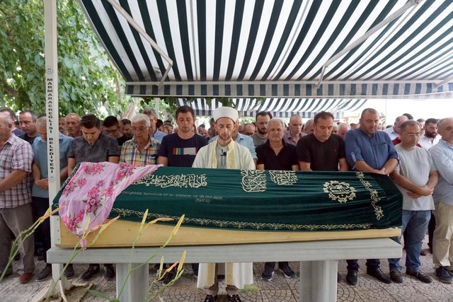 Kazada ağır yaralanan Sedef, kurtarılamadı (2)