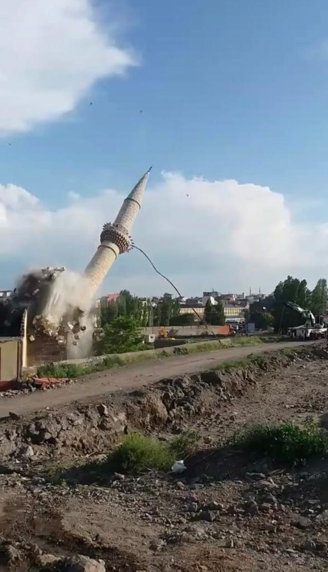 Minarenin yıkılma anı kamerada