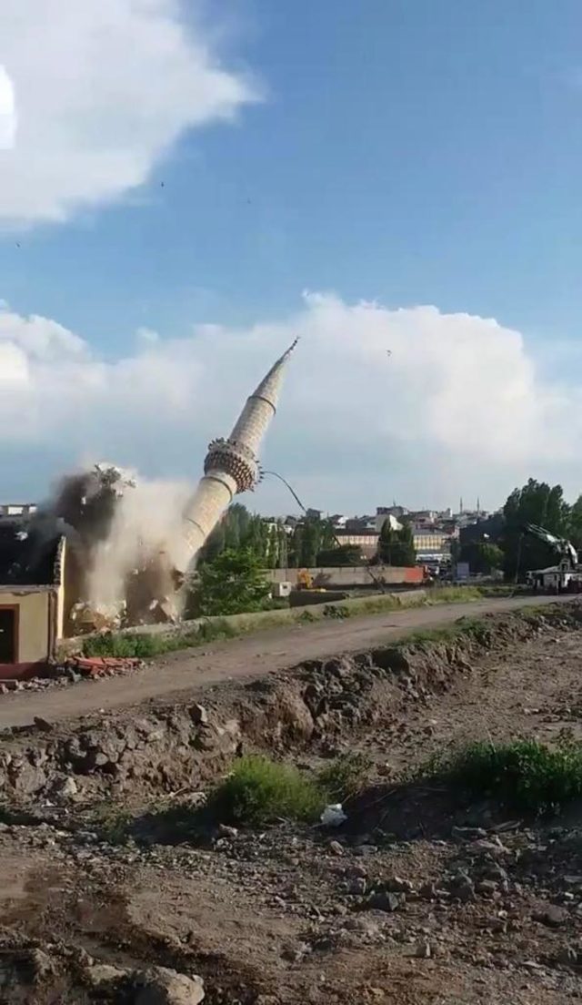 Minarenin yıkılma anı kamerada