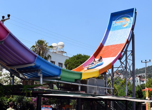 Marmaris'te sıcaktan bunalanlar plaj ve su parklarına akın etti