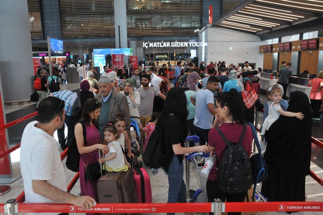 İstanbul Havalimanı'nda seçim yoğunluğu
