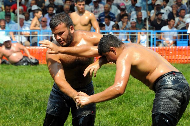 Hünkar Çayırı Yağlı Güreşleri'nde kıyasıya mücadele