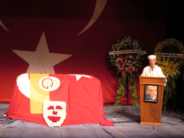 Usta oyuncu Enis Fosforoğlu için Haldun Taner Sahnesi'nde tören düzenlendi