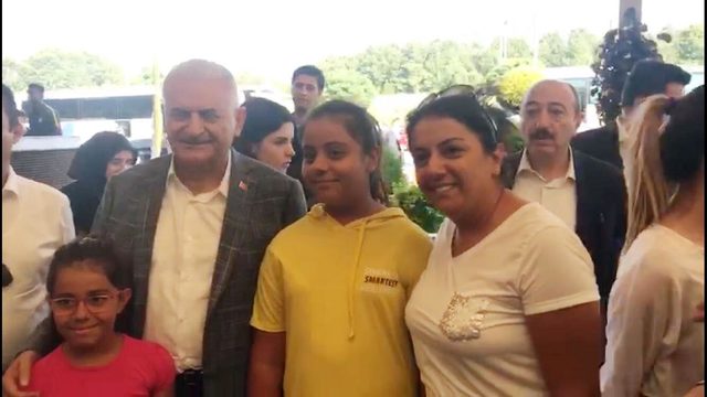 Binali Yıldırım ve eşi Semiha Yıldırım'dan Sakarya'da kahvaltı molası