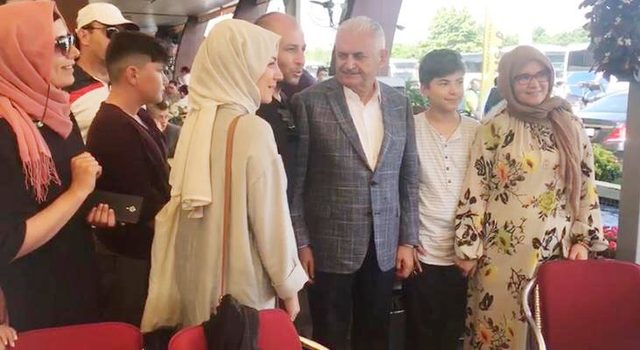 Binali Yıldırım ve eşi Semiha Yıldırım'dan Sakarya'da kahvaltı molası