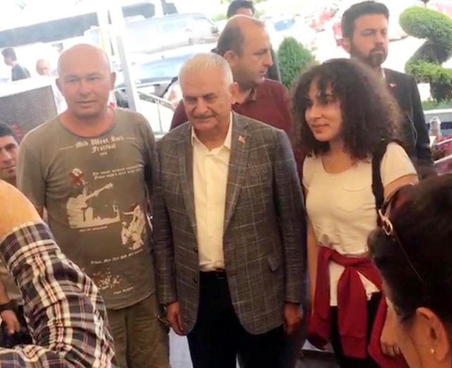 Binali Yıldırım ve eşi Semiha Yıldırım'dan Sakarya'da kahvaltı molası