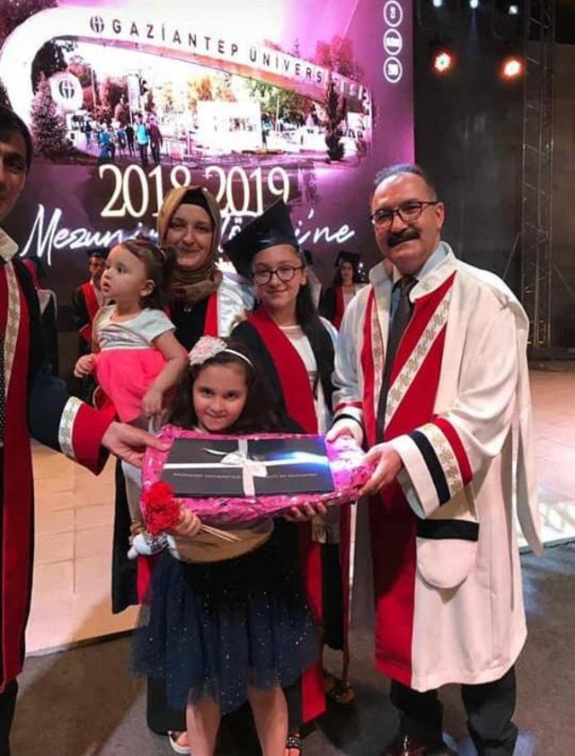 Ölen babalarının diplomasını aldılar