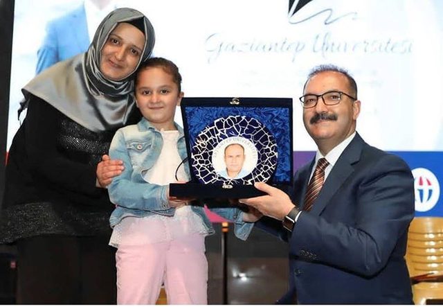 Ölen babalarının diplomasını aldılar