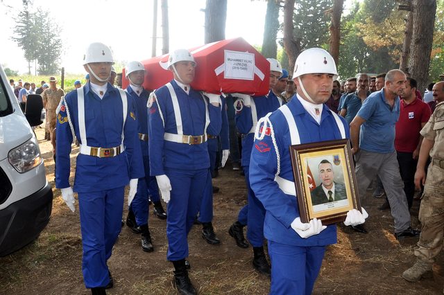 Kazada ölen uzman çavuş ve arkadaşı toprağa verildi