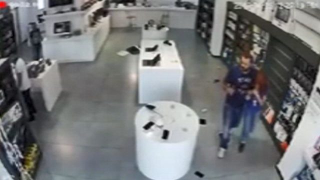 Kadın çalışanı rehin alıp, mağazayı soymaya kalktı