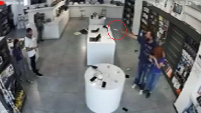 Kadın çalışanı rehin alıp, mağazayı soymaya kalktı