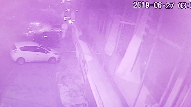 Ümraniye'de halı saha maçından dönen gençlere polisten kaçan otomobilin çarpma anı kamerada