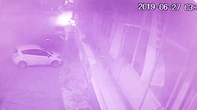 Ümraniye'de halı saha maçından dönen gençlere polisten kaçan otomobilin çarpma anı kamerada