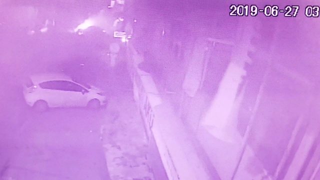 Ümraniye'de halı saha maçından dönen gençlere polisten kaçan otomobilin çarpma anı kamerada