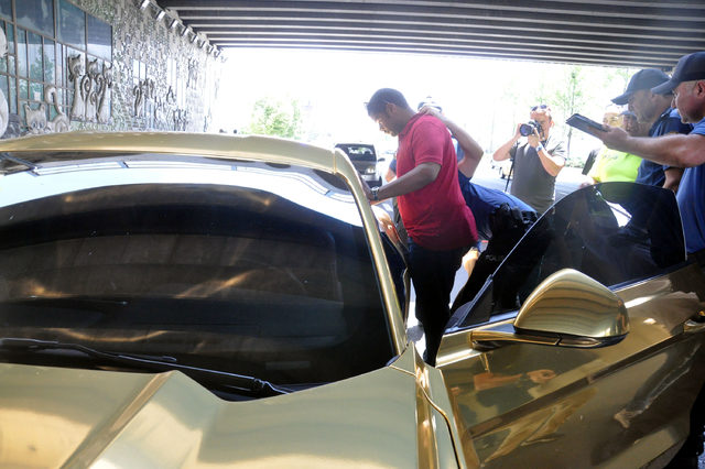 Altın rengine çevrilen lüks otomobilin Katarlı sürücüsüne para cezası
