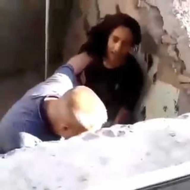 Yengesini dövüp, bıçakla saldırdı