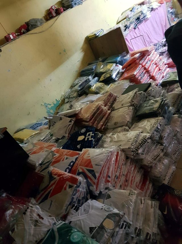 İzmir'de sahte giyim ürünü operasyonu