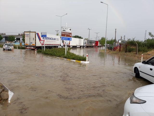 Gelibolu'da sağanak, dolu ve rüzgar yaşamı olumsuz etkiledi