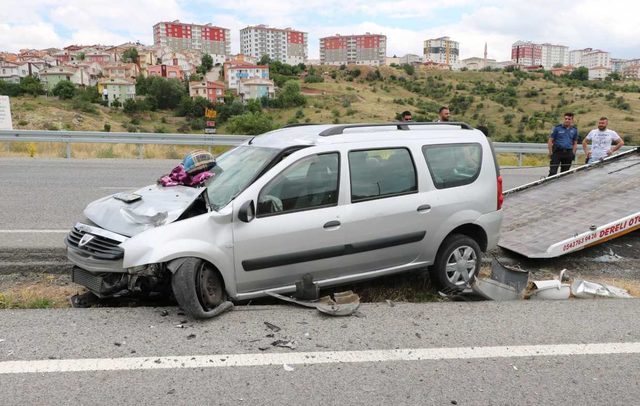 Otomobil aydınlatma direğine çarptı: 2'si çocuk 7 yaralı