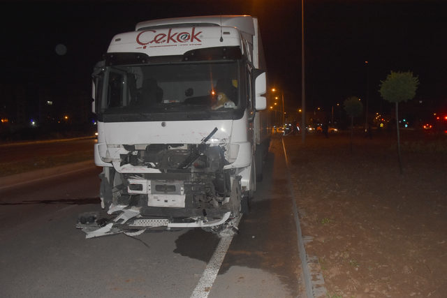 Düğün konvoyundaki otomobil TIR'la çarpıştı: 1 ölü, 3 yaralı
