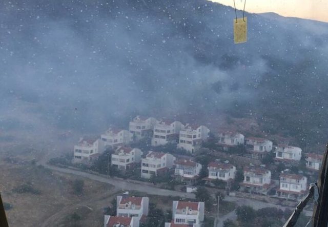 Dikili'deki orman yangını yazlık siteleri tehdit ediyor (4)