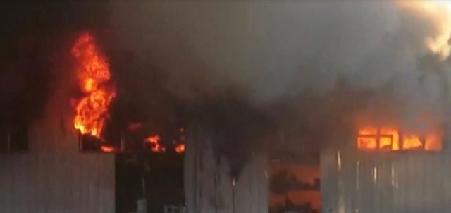 Malzeme deposu alev alev yandı