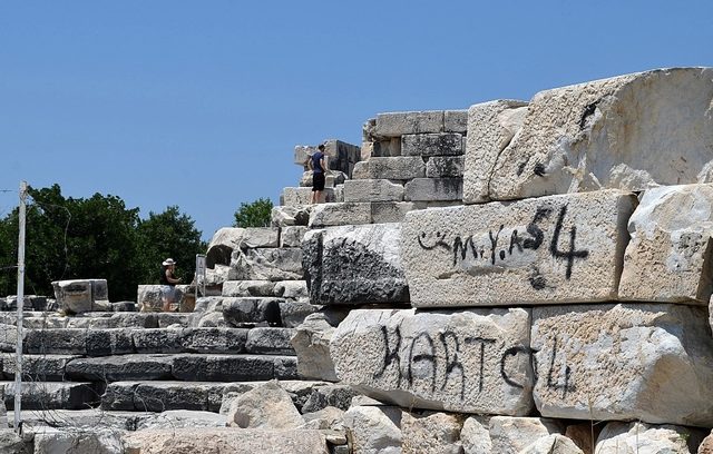 Binlerce yıllık tapınağın duvarlarındaki çirkin yazılar tepki çekti