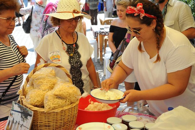 Ata Ekmeği ve Armola Peyniri Festivali'nde yöresel tatlar ilgi gördü