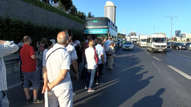 TEM'de iki katlı otobüse arkadan çarpan motosikletin sürücüsü yaralandı