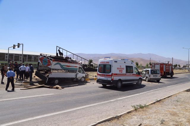 Kamyonet ile hafif ticari araç çarpıştı: 2'si ağır 6 yaralı