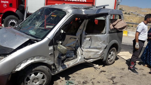 Kamyonet ile hafif ticari araç çarpıştı: 2'si ağır 6 yaralı