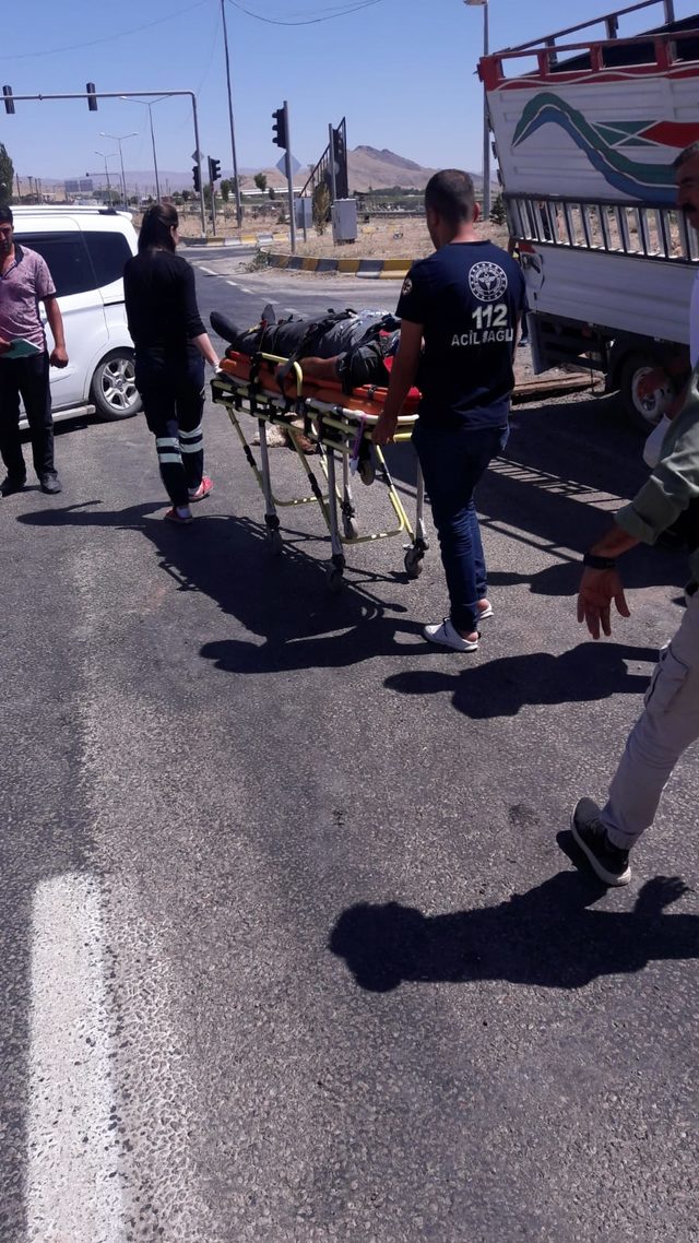 Kamyonet ile hafif ticari araç çarpıştı: 2'si ağır 6 yaralı