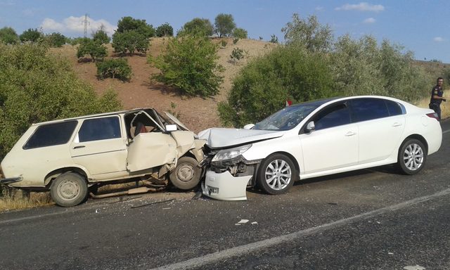 Adıyaman'da iki otomobil çarpıştı: 5 yaralı