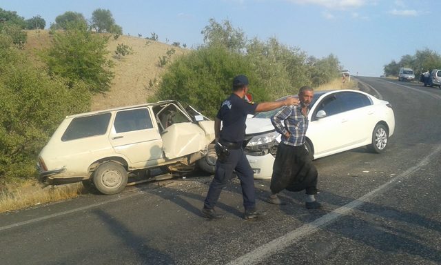 Adıyaman'da iki otomobil çarpıştı: 5 yaralı