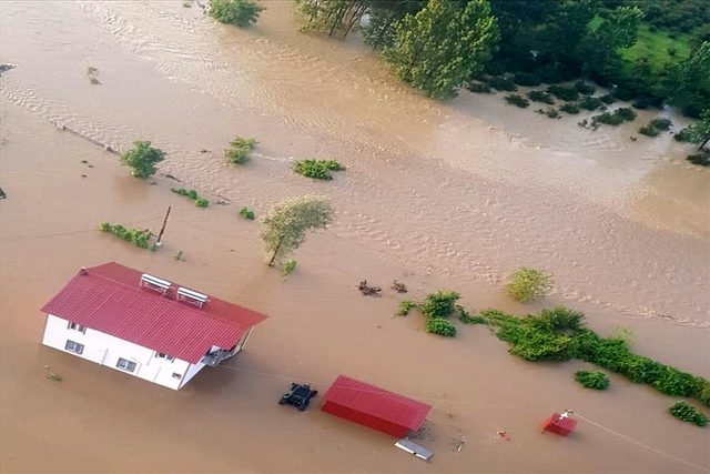 MSB: Terme'de selde mahsur kalan 17 kişi helikopterle tahliye edildi