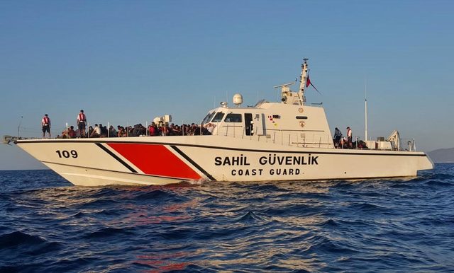 Dikili açıklarında göçmen mesaisi