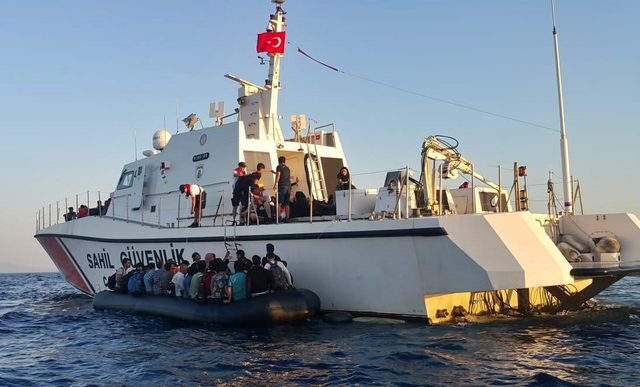Dikili açıklarında göçmen mesaisi