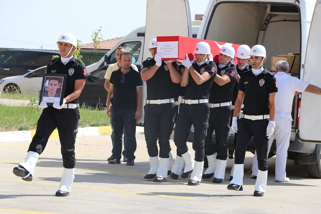 Diyarbakır'da zırhlı araç devrildi: 2 şehit, 4 polis yaralı (4)