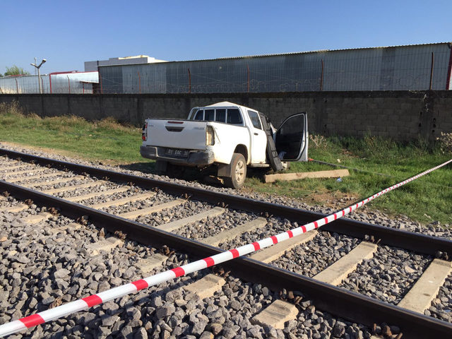 Yük treni kamyonete çarptı: 1 ölü,1 yaralı