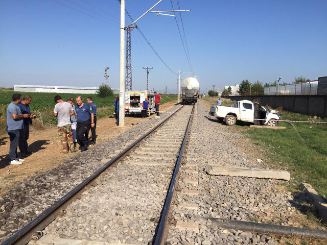 Yük treni kamyonete çarptı: 1 ölü,1 yaralı