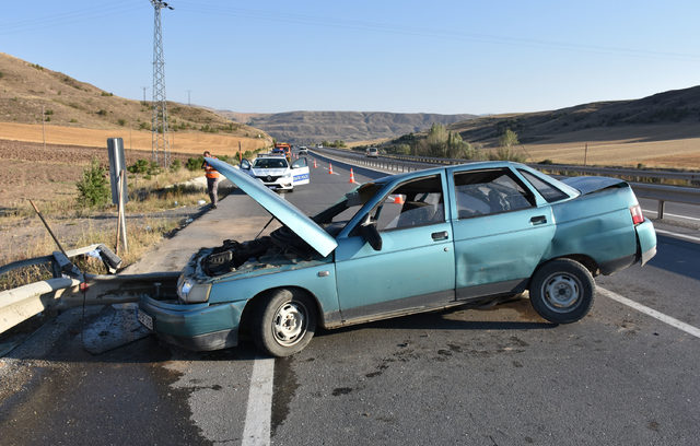 Otomobil bariyere çarptı: 1'i ağır 6 yaralı