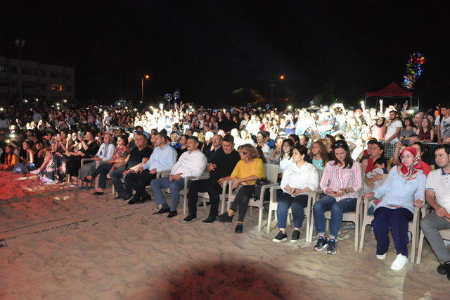 İrem Derici Bartın'da 5 bin kişiye konser verdi