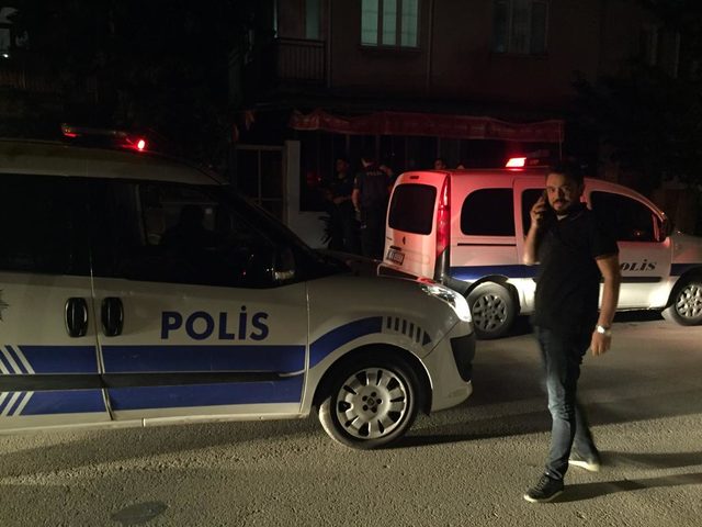 Kıraathaneye taşlı saldırı