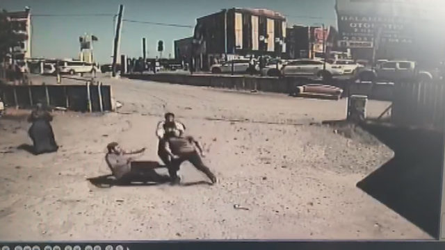 Arnavutköy'de aracı çekilen sürücü, 1'i polis 3 kişiyi darp etti