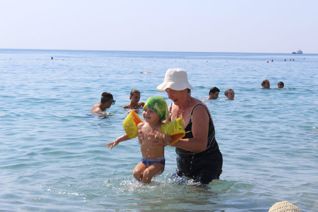 Antalya'da sıcak hava bunalttı, sahiller doldu