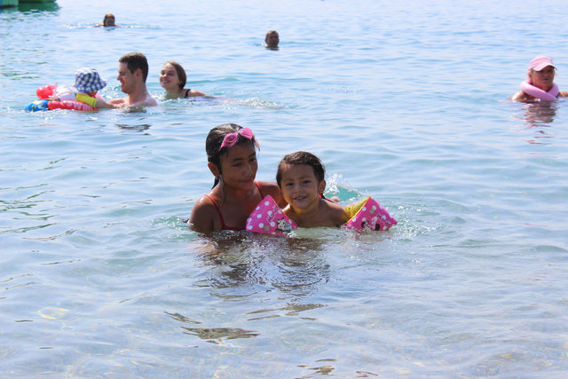Antalya'da sıcak hava bunalttı, sahiller doldu