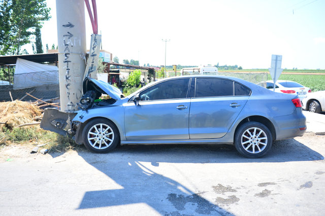 Otomobil elektrik direğine çarptı: 1 ölü, 2 yaralı