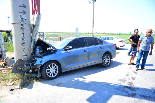 Otomobil elektrik direğine çarptı: 1 ölü, 2 yaralı